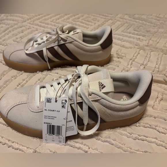 Adidas court v3 size 8.5 but fit like 9 - Picture 3 of 5